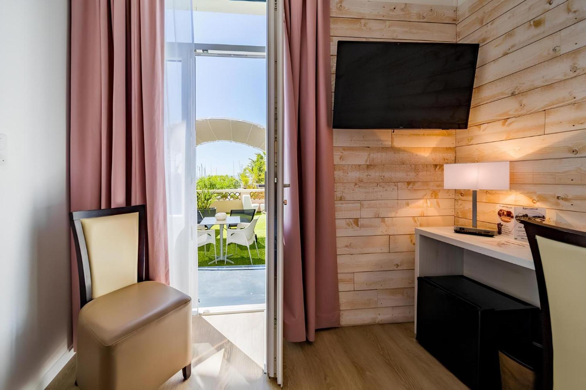 Hotel Le Rabelais เลอลาวองดูว์ ภายนอก รูปภาพ