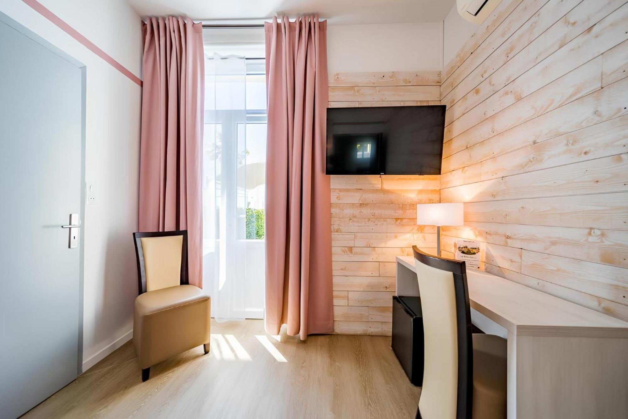 Hotel Le Rabelais เลอลาวองดูว์ ภายนอก รูปภาพ