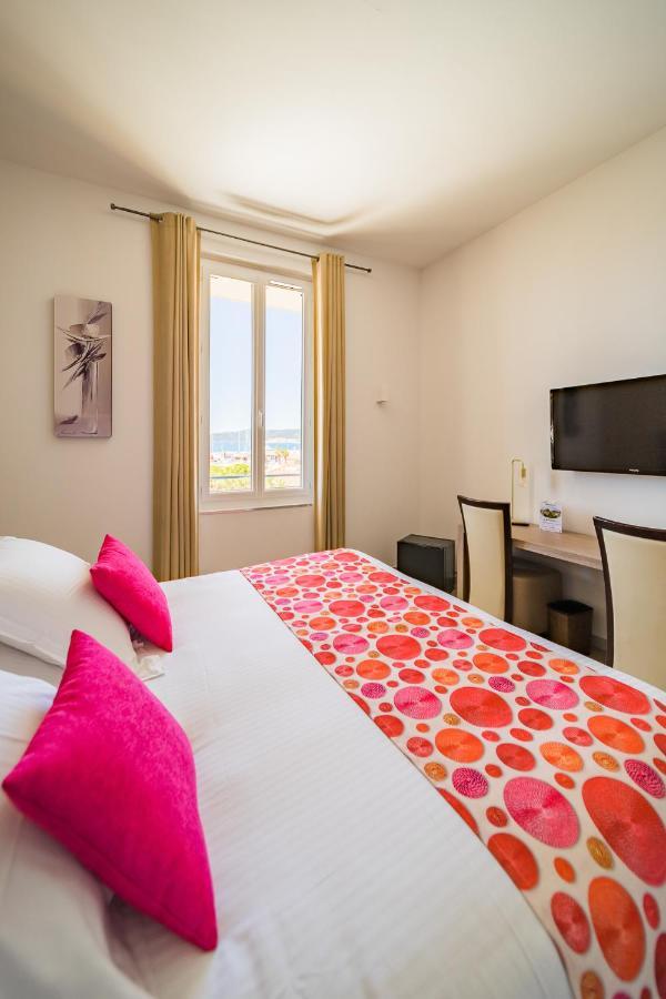 Hotel Le Rabelais เลอลาวองดูว์ ภายนอก รูปภาพ
